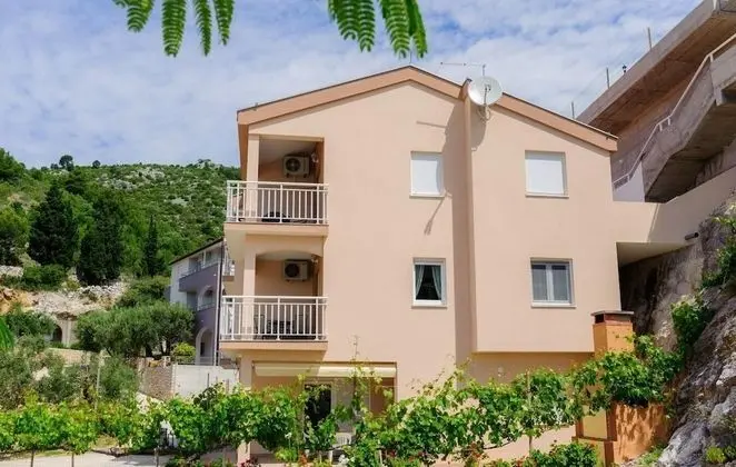 Apart Daire (Ljuba - in center & close to the beac)