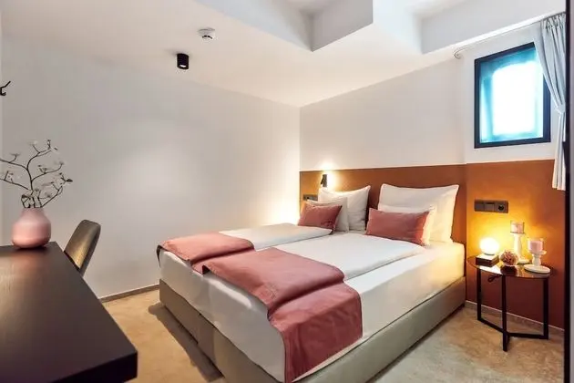 Double Interior mirroring window room