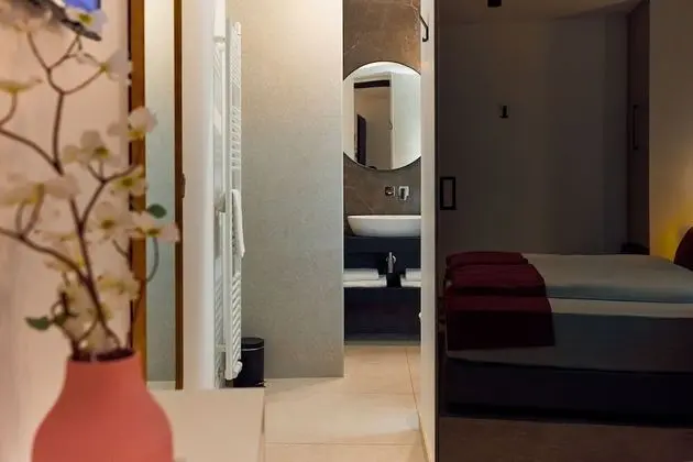 Double Interior mirroring window room
