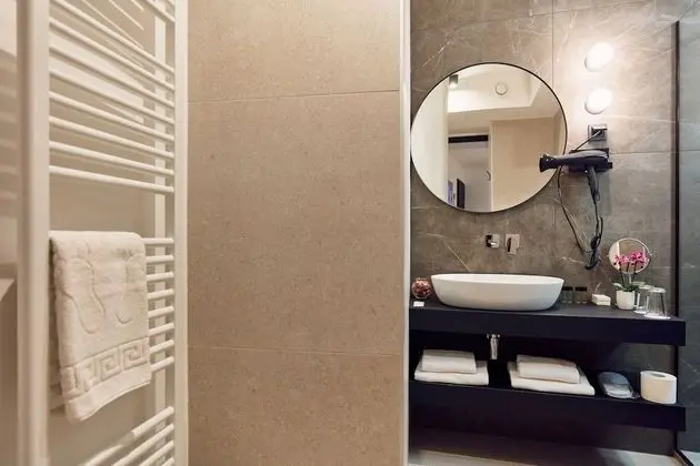 Double Interior mirroring window room