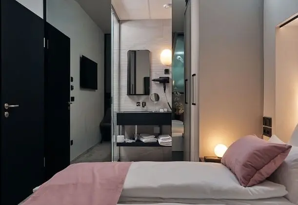 Double Interior mirroring window room
