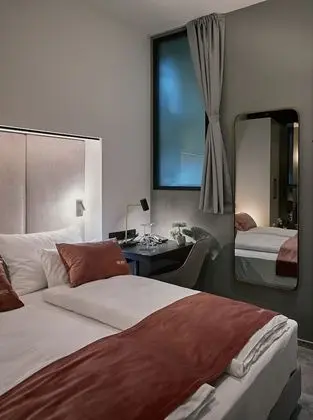 Double Interior mirroring window room