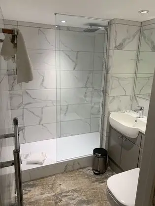 Tek Büyük veya İki Ayrı Yataklı Oda, Banyolu/Duşlu, Avlu Manzaralı