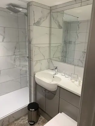 Tek Büyük veya İki Ayrı Yataklı Oda, Banyolu/Duşlu, Avlu Manzaralı