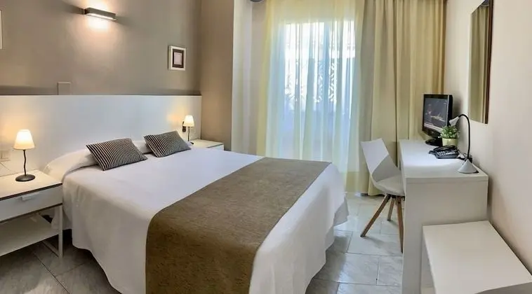 Büyük Yataklı Tek Kişilik Oda