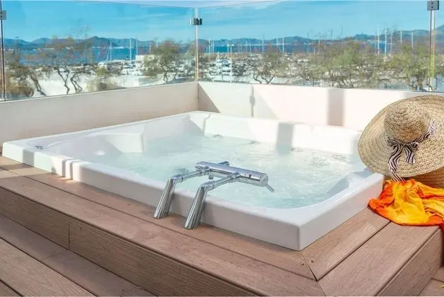 Deluxe Tek Büyük Yataklı Oda, Sıcak Su Havuzu, Deniz Manzaralı