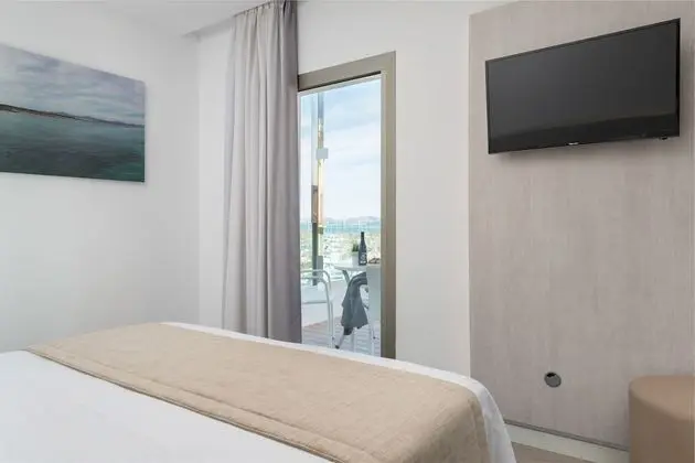 Deluxe Tek Büyük Yataklı Oda, Sıcak Su Havuzu, Deniz Manzaralı