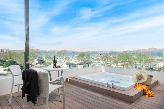 Deluxe Tek Büyük Yataklı Oda, Sıcak Su Havuzu, Deniz Manzaralı