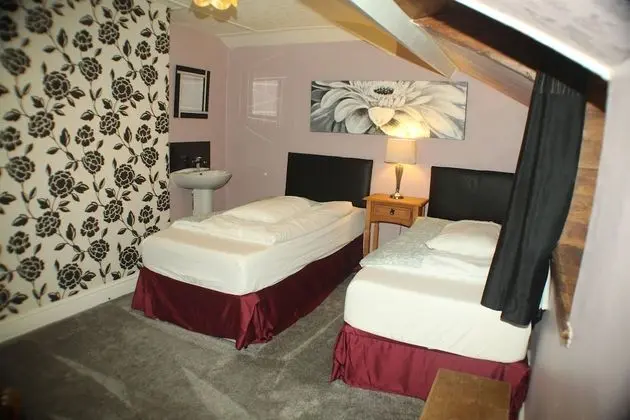 İki Ayrı Yataklı Oda, Ortak Banyo