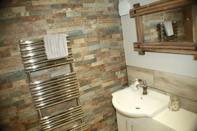 İki Ayrı Yataklı Oda, Ortak Banyo