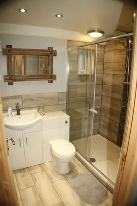 İki Ayrı Yataklı Oda, Ortak Banyo