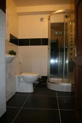 İki Ayrı Yataklı Oda, Ortak Banyo