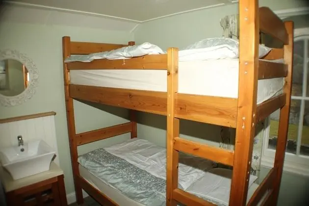İki Ayrı Yataklı Oda, Ortak Banyo (Bunkbeds)