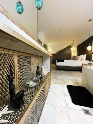 Luxury Oda