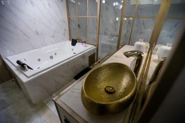 Luxury Oda
