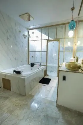 Luxury Oda