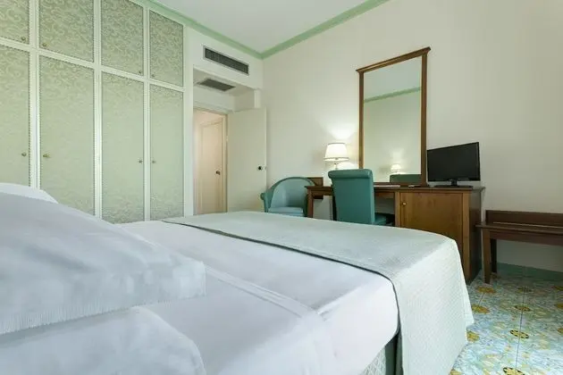 Büyük Yataklı Tek Kişilik Oda, Kısmi Deniz Manzaralı