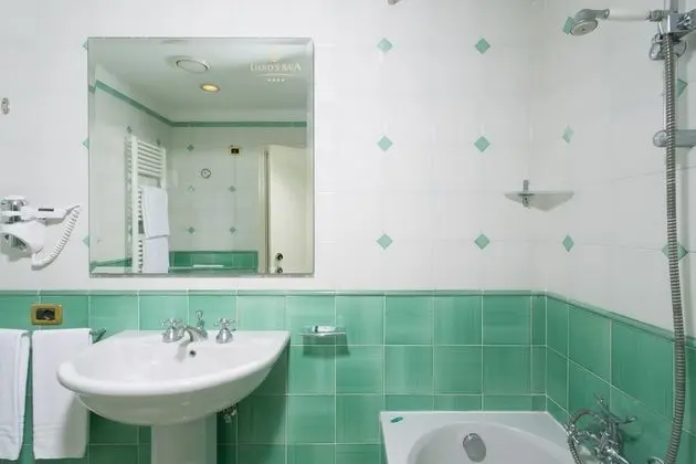 Dört Kişilik Oda, Kısmi Deniz Manzaralı