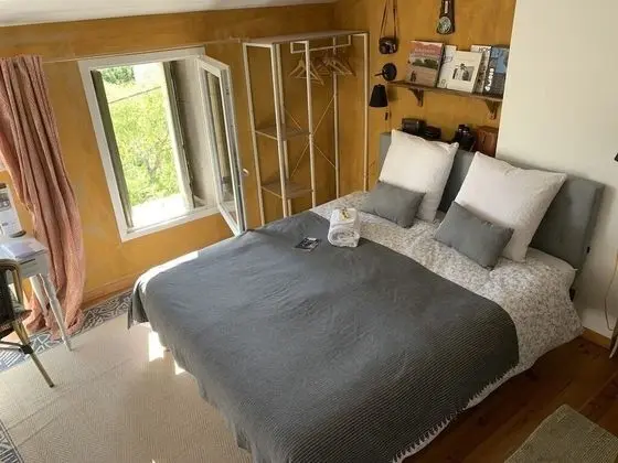 Standard Tek Büyük Yataklı Oda, Banyolu/Duşlu, Bahçe Manzaralı (Suzanne, 2em étage)
