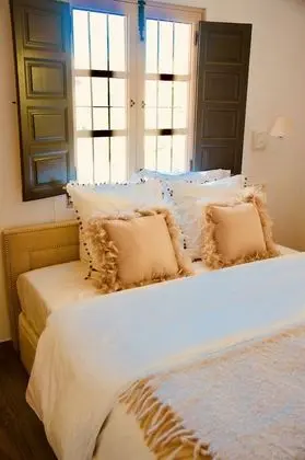 Tek Büyük Yataklı Oda, Havuz Manzaralı (Beige)