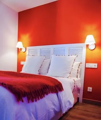 Tek Büyük Yataklı Oda, Havuz Manzaralı (Red/Roja/Rouge)