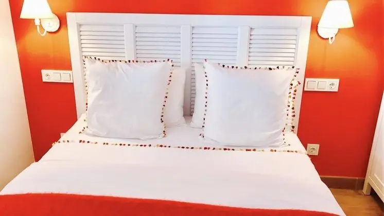 Tek Büyük Yataklı Oda, Havuz Manzaralı (Red/Roja/Rouge)