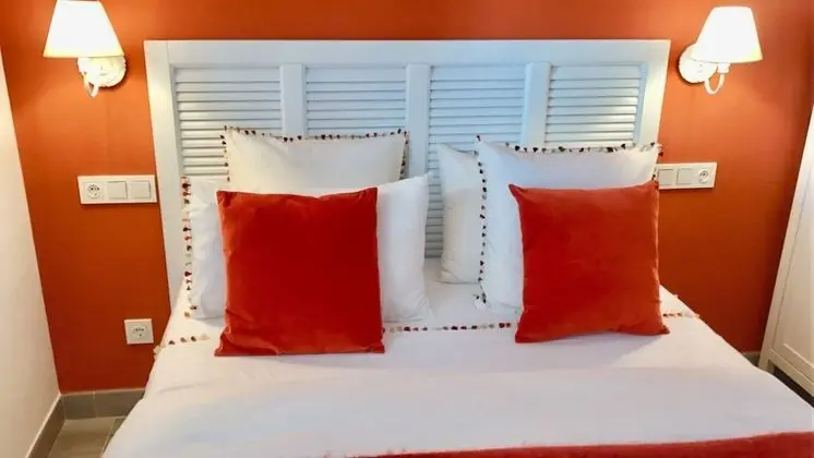 Tek Büyük Yataklı Oda, Havuz Manzaralı (Red/Roja/Rouge)