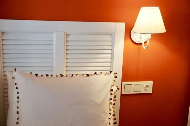 Tek Büyük Yataklı Oda, Havuz Manzaralı (Red/Roja/Rouge)