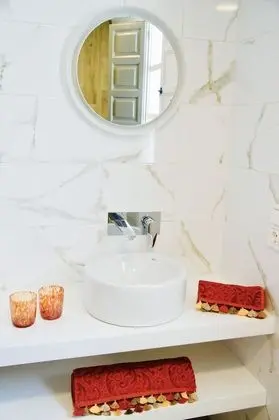 Tek Büyük Yataklı Oda, Havuz Manzaralı (Red/Roja/Rouge)