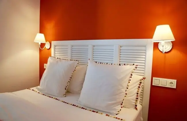 Tek Büyük Yataklı Oda, Havuz Manzaralı (Red/Roja/Rouge)