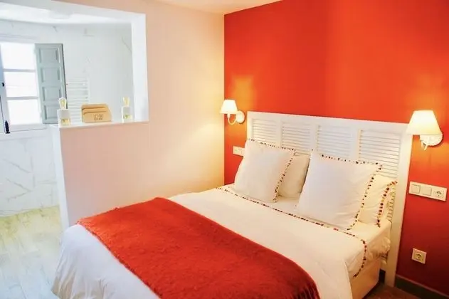 Tek Büyük Yataklı Oda, Havuz Manzaralı (Red/Roja/Rouge)