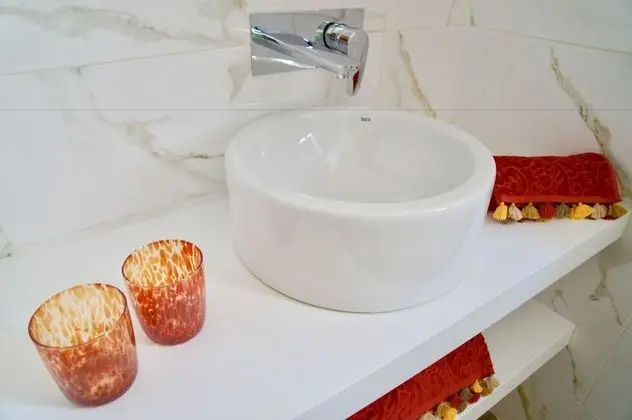 Tek Büyük Yataklı Oda, Havuz Manzaralı (Red/Roja/Rouge)