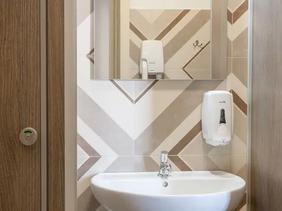 Basic Tek Büyük veya İki Ayrı Yataklı Oda, Ortak Banyo
