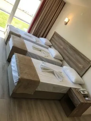 Triple, Bahçe Manzaralı