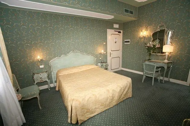 Üç Kişilik Oda, Sigara İçilmez