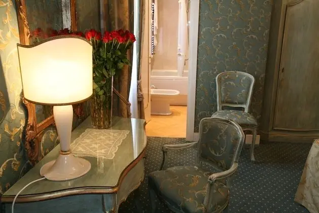 Üç Kişilik Oda, Sigara İçilmez