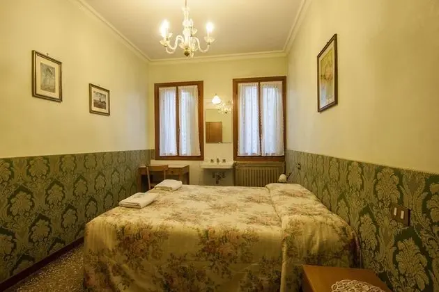 Tek Büyük Yataklı Oda, Ortak Banyo