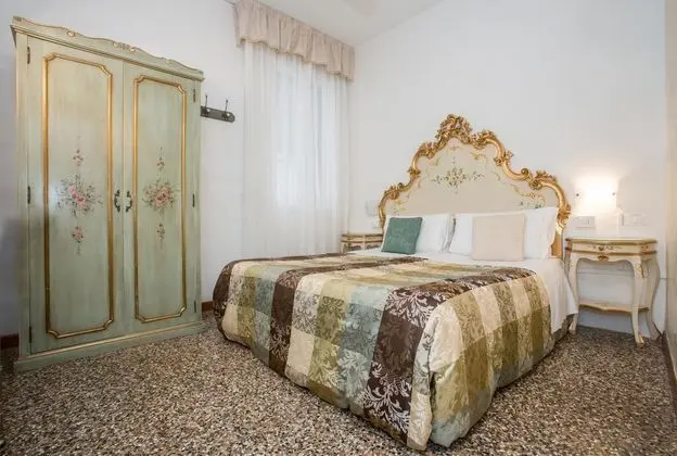 Çift ​​kişilik Economy With Shared Bathroom