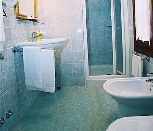 Economy Tek Büyük Yataklı Oda, Banyolu/Duşlu