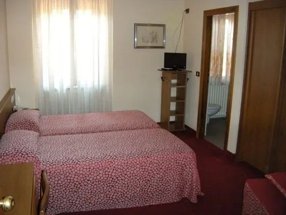 Tek Büyük veya İki Ayrı Yataklı Oda, Bahçe Manzaralı