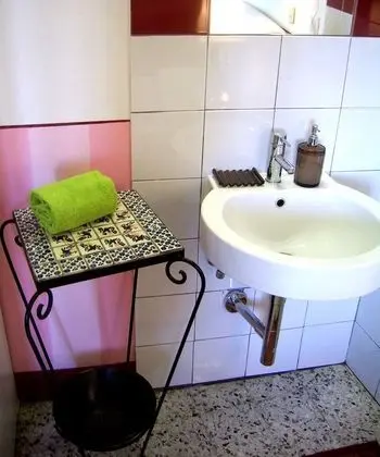 Tek Büyük veya İki Ayrı Yataklı Oda, Ortak Banyo, Şehir Manzaralı