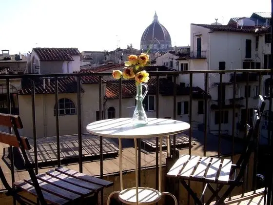 Tek Büyük veya İki Ayrı Yataklı Oda, Ortak Banyo, Şehir Manzaralı