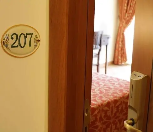 Deluxe Tek Büyük Yataklı Oda, Sıcak Su Havuzu, Bahçe Manzaralı