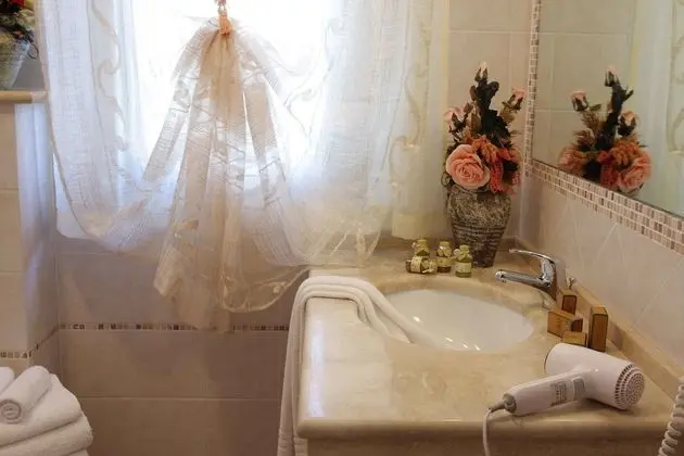 Deluxe Tek Büyük Yataklı Oda, Sıcak Su Havuzu, Bahçe Manzaralı