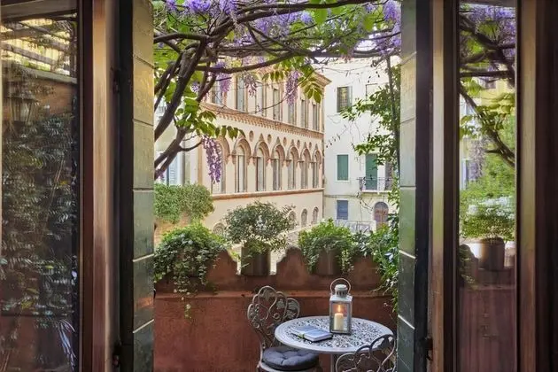 Comfort Tek Büyük Yataklı Oda