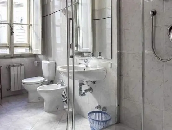 Tek Büyük Yataklı Oda, Ortak Banyo