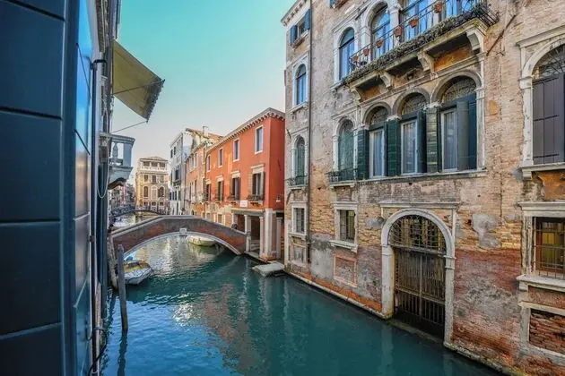 Deluxe Tek Büyük veya İki Ayrı Yataklı Oda, Kanal Manzaralı