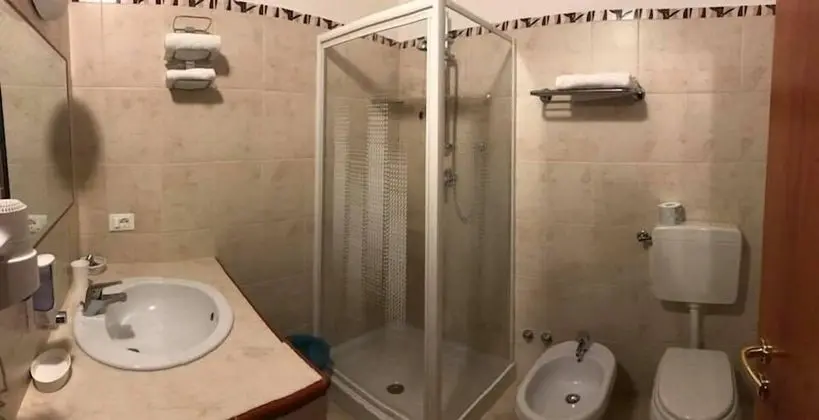Üç Kişilik Oda