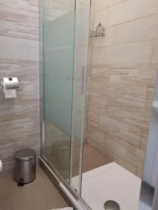Economy Üç Kişilik Oda, Ortak Banyo