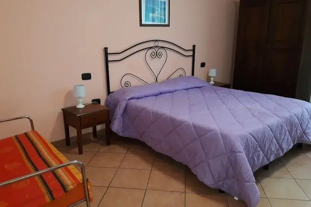 Üç Kişilik Oda, Ek Bina